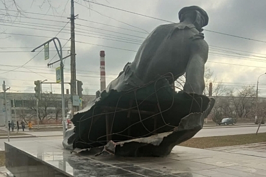В сквере Волгограда вандалы повредили памятник на братской могиле моряков