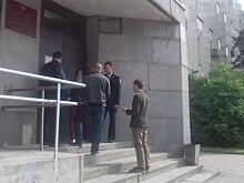 Высокоставленного полицейского, обвиненного в краже топлива, доставили в суд