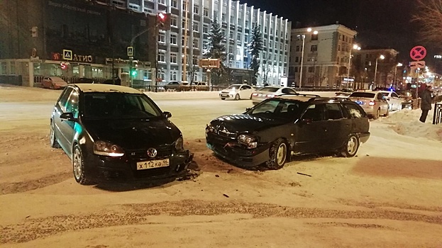 При столкновении легковушек в Екатеринбурге пострадали двое детей