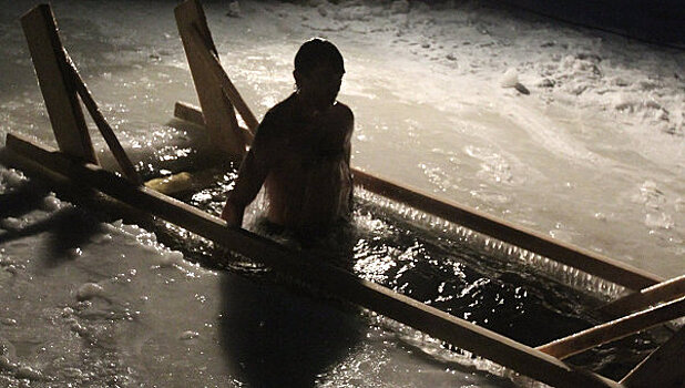 Мужчина умер после омовения в проруби на Крещение