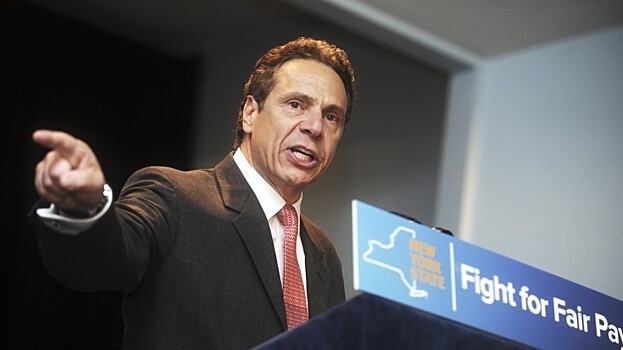 Губернатор Нью-Йорка намерен дать право учителям отнимать у учеников оружие