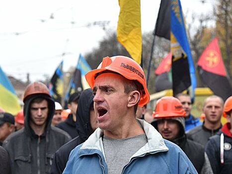 «Наши дети голодают»: шахтеры вышли митинговать против Зеленского