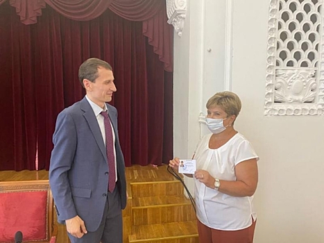 В Екатеринбурге передали мандат новому депутату гордумы