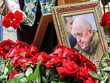 Россиянин разгромил мемориал Пригожину и Уткину и попал под уголовную статью