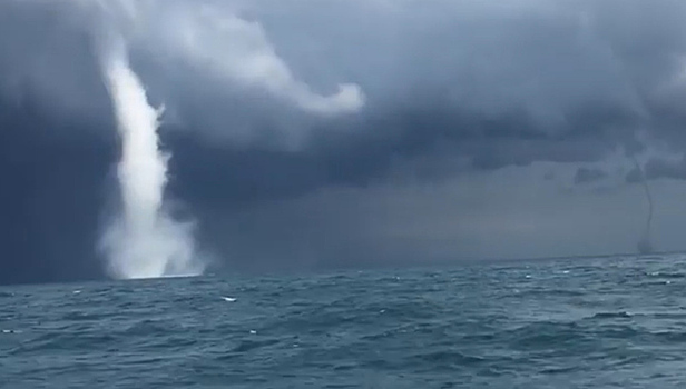 Рыбаки на Черном море сняли на видео два смерча