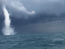 Рыбаки на Черном море сняли на видео два смерча