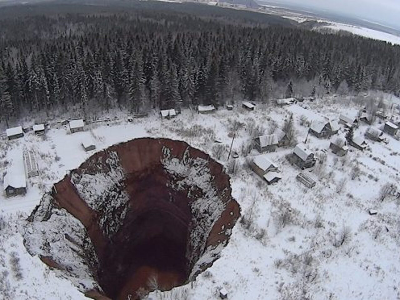 Иркутская карстовая воронка. Кратер одинокого дерева. Иркутская карстовая воронка. Карстовая воронка в китае с первобытным лесом. Карстовые воронки березники.