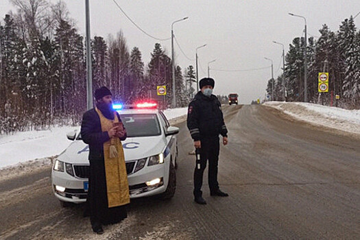 В Югре священнослужители освятили опасные автодороги