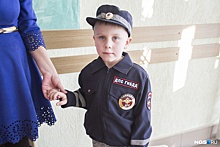 Дед Мороз из ГИБДД подарил 6-летнему мальчику форму гаишника и значок