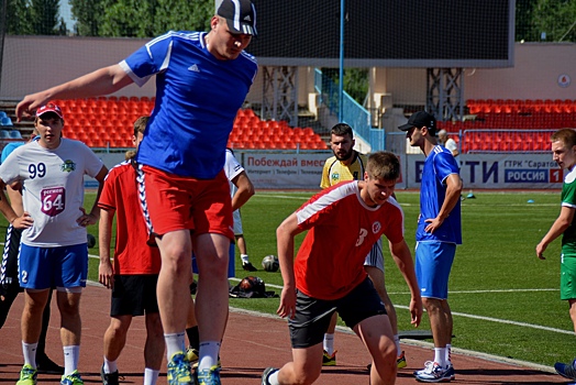Саратовские гандболисты тренируются на футбольном поле