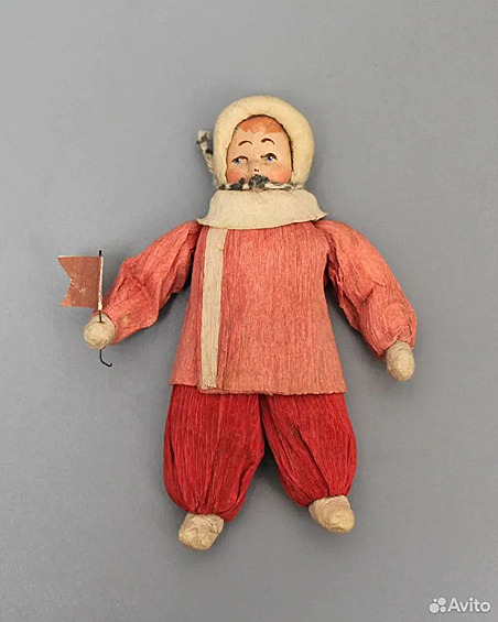 Советская ёлочная игрушка "Ребенок с флажком" 50х годов из ваты и бумаги - 39.500 рублей