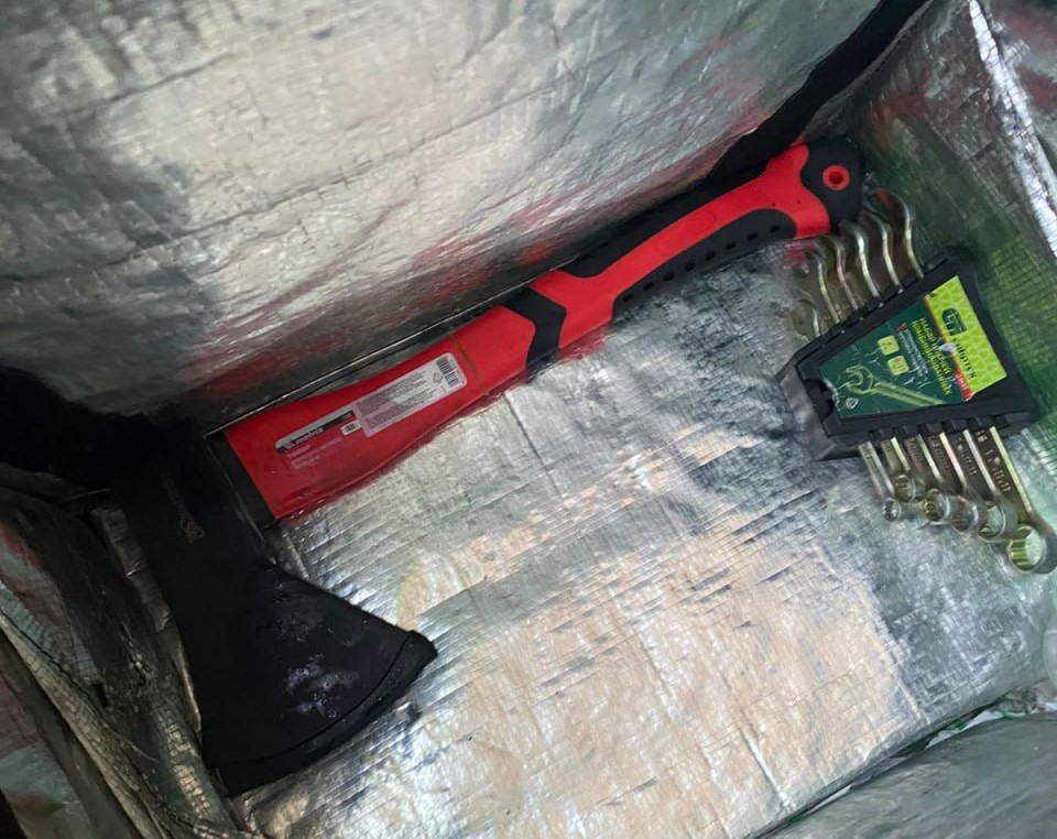 Курьер угрожал топором таксисту в Санкт-Петербурге