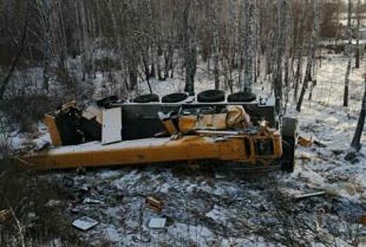 Автокран во время снегопада вылетел с дороги под Челябинском