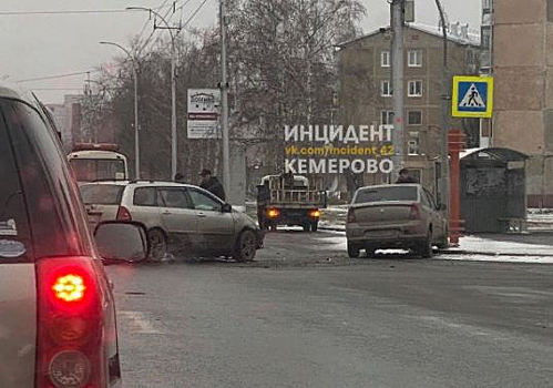 Автомобили столкнулись на оживленном перекрестке в Кемерове