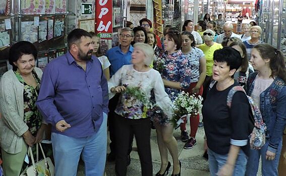Продавцы и покупатели хором спели в Искитиме
