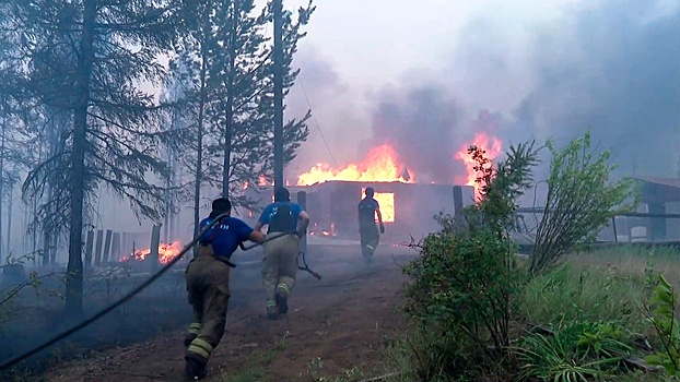 В Якутию направили самолет Ил-76 для тушения лесного пожара у села Арылах