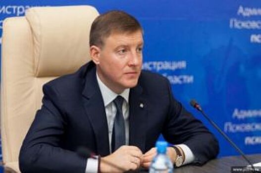 Андрей Турчак вручил государственные награды и паспорта в День России