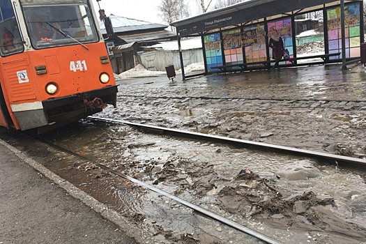 «Сильно пахнет канализацией»: из-за засора в Мотовилихе затопило трамвайные пути