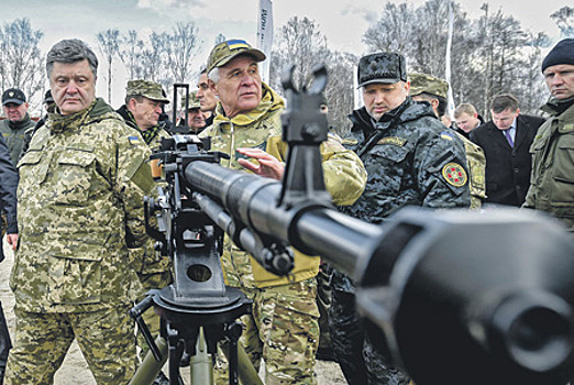 Петр Порошенко (на снимке слева), похоже, все больше входит во вкус военных игрищ.