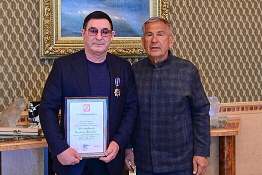 Рустам Минниханов наградил Салавата Фатхутдинова орденом "Дружбы"