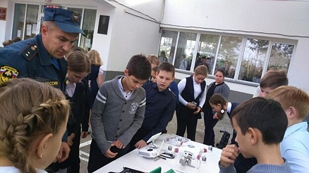 Сотрудники МЧС рассказали о своей деятельности севастопольским школьникам