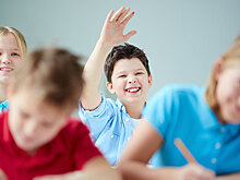 Учитель не отпускает ребёнка в туалет: имеет право? Отвечают эксперты