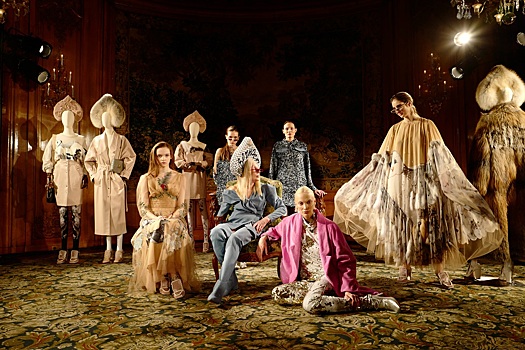 Меховые кокошники, роскошные модели и звездные гости: как прошла презентация коллекции Алены Ахмадуллиной в Париже