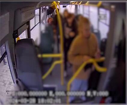 В Благовещенске несколько подростков выпрыгнули из окна автобуса и попали на видео