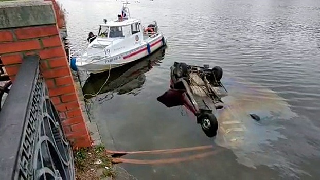 Автомобиль упал в канал имени Москвы: видео