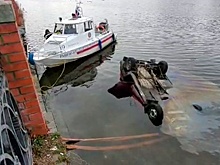 Автомобиль упал в канал имени Москвы: видео