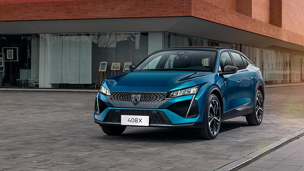 Новая модель Peugeot появилась в России — фанатам французской марки предложен купе-кроссовер 408X. Машину поставляют из Китая, но покупателям обещана официальная гарантия.
