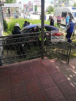 Легковушка влетела в жилой дом на Бору