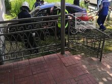 Легковушка влетела в жилой дом на Бору