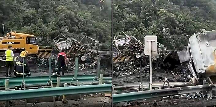 Пепелище осталось от грузовиков и легковушек, угодивших в огненный плен