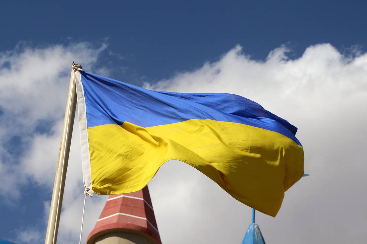 Вандалы разрезали флаги Украины напротив мэрии в Днепропетровске