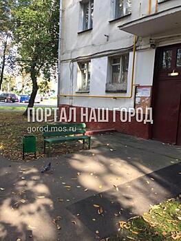 Коммунальщики установили урны во дворе на Маршала Чуйкова