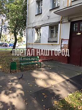 Коммунальщики установили урны во дворе на Маршала Чуйкова