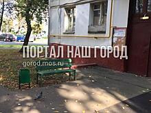 Коммунальщики установили урны во дворе на Маршала Чуйкова