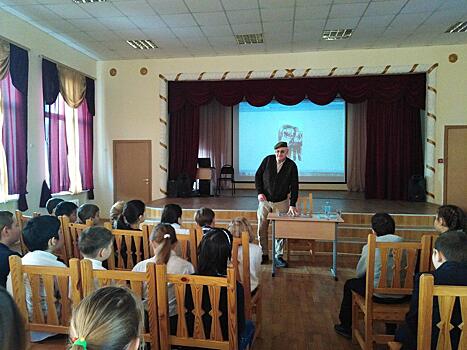 Воспитанники школы в Войковском познакомились с фотографом и писателем Василием Климовым