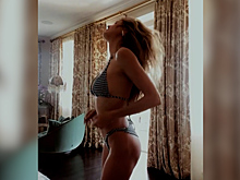 47-летняя модель станцевала в бикини на видео