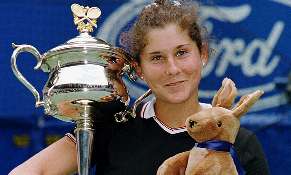 Моника родилась в венгерской семье в Югославии в 1973 году.  В пятилетнем возрасте будущая спортсменка увидела по телевизору выступление теннисиста Бьорна Борга и взялась за ракетку. Чтобы девочка могла тренироваться, её отец Кароль Селеш сделал для нее импровизированный корт, натянув верёвку между двумя машинами на парковке. На мяче он нарисовал мышонка Джерри и сказал дочке: «Ты – кот Том, бей его!».