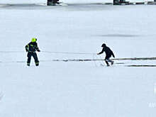 В Ленобласти спасатели вытащили из ледяной воды полицейского и местного жителя