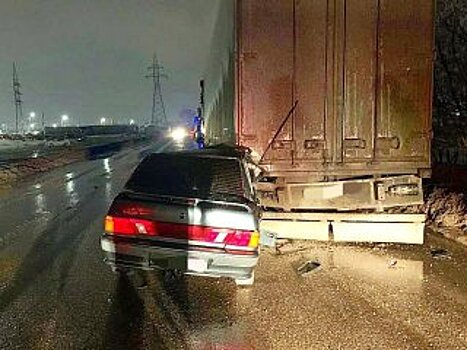 В Башкирии неопытный водитель легковушки влетел в припаркованный грузовик