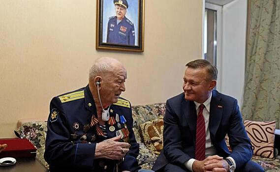 Губернатор Старовойт поздравил ветерана ВОВ Анатолия Щербакова с 99-м днем рождения