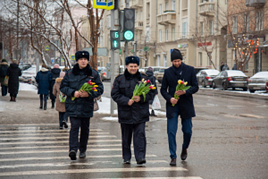 В Красноярске сотрудники полиции и общественники поздравили жительниц города с весенним праздником