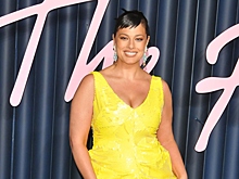 Модель Эшли Грэм снялась в облегающем платье с разрезом до бедра