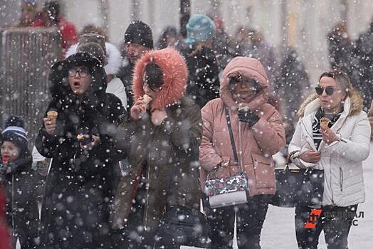 Екатеринбург сегодня накрыл первый снегопад