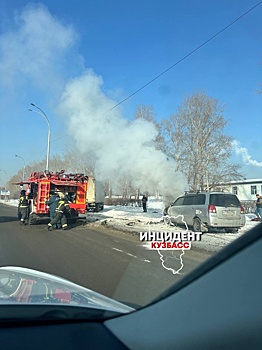 Легковушка вспыхнула на улице в Кемерове