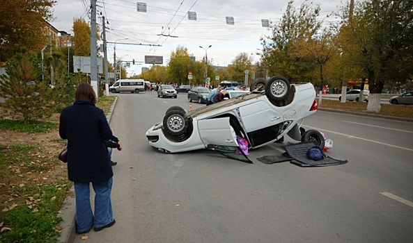 В Волгограде опрокинулся автомобиль