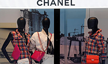 На магазинах Chanel в Париже появились наклейки c Гитлером